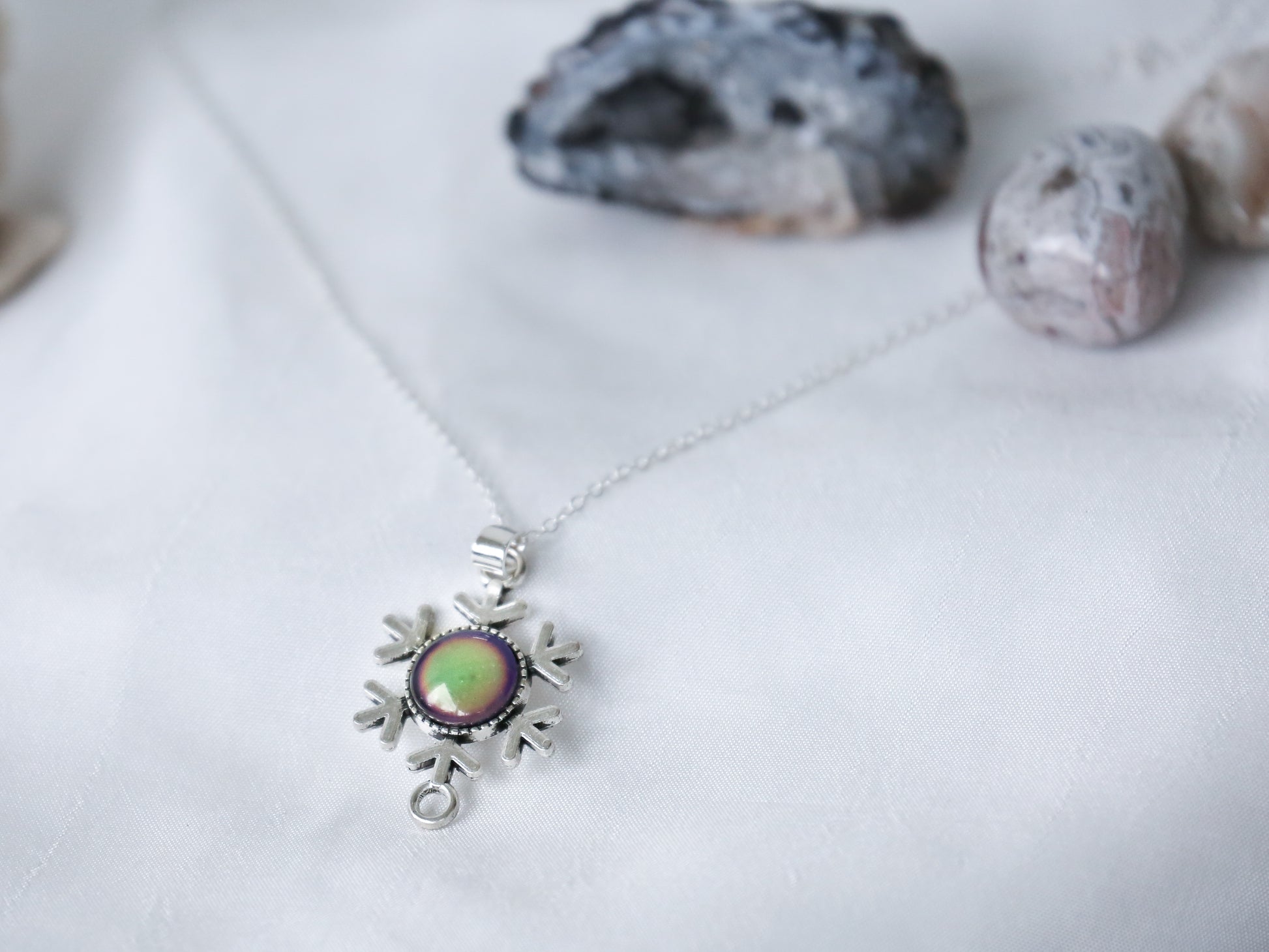 Vintage Snowflake Colour Changing Necklace with 925 Silver Chain - Mitpaw