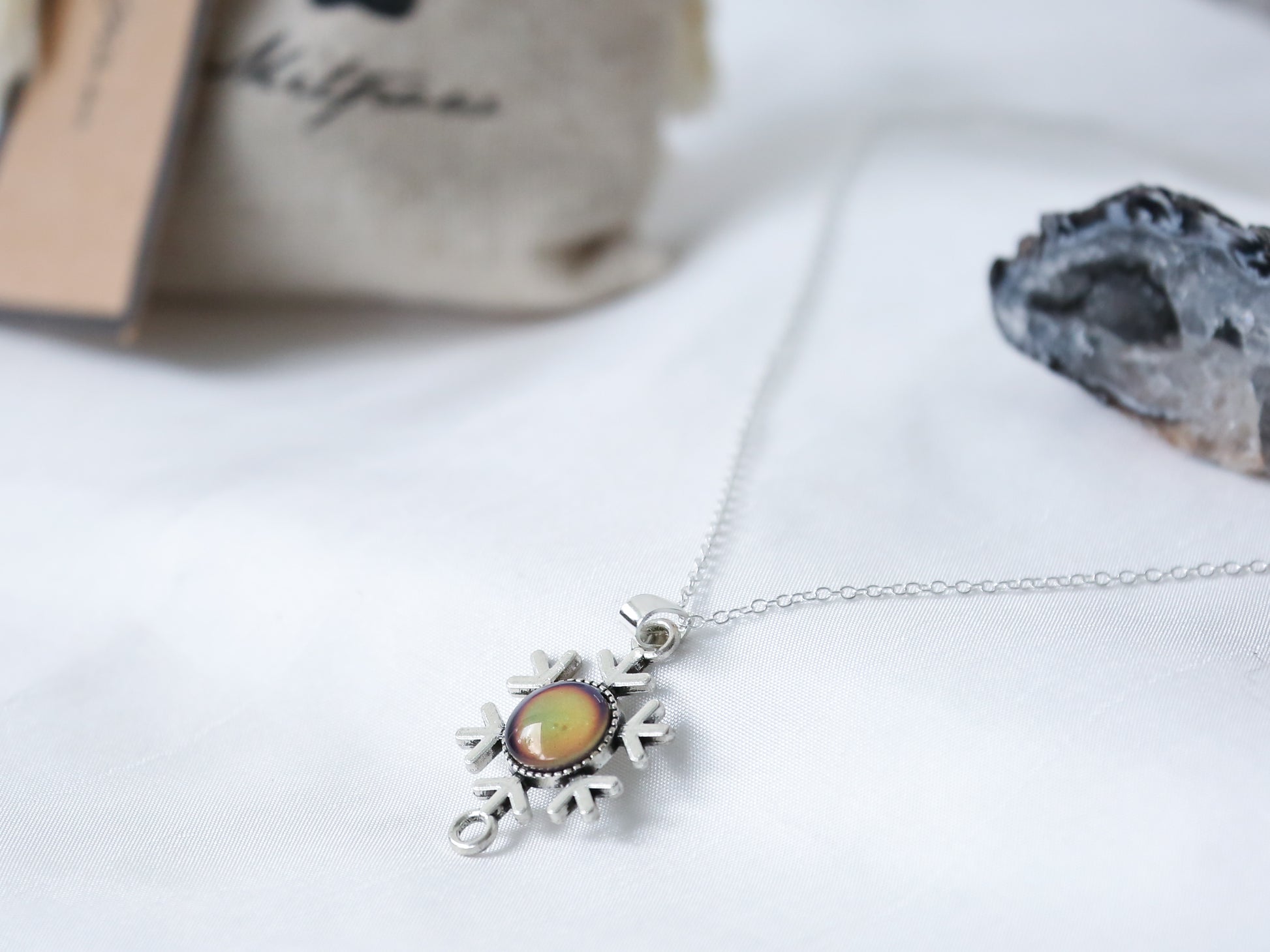 Vintage Snowflake Colour Changing Necklace with 925 Silver Chain - Mitpaw