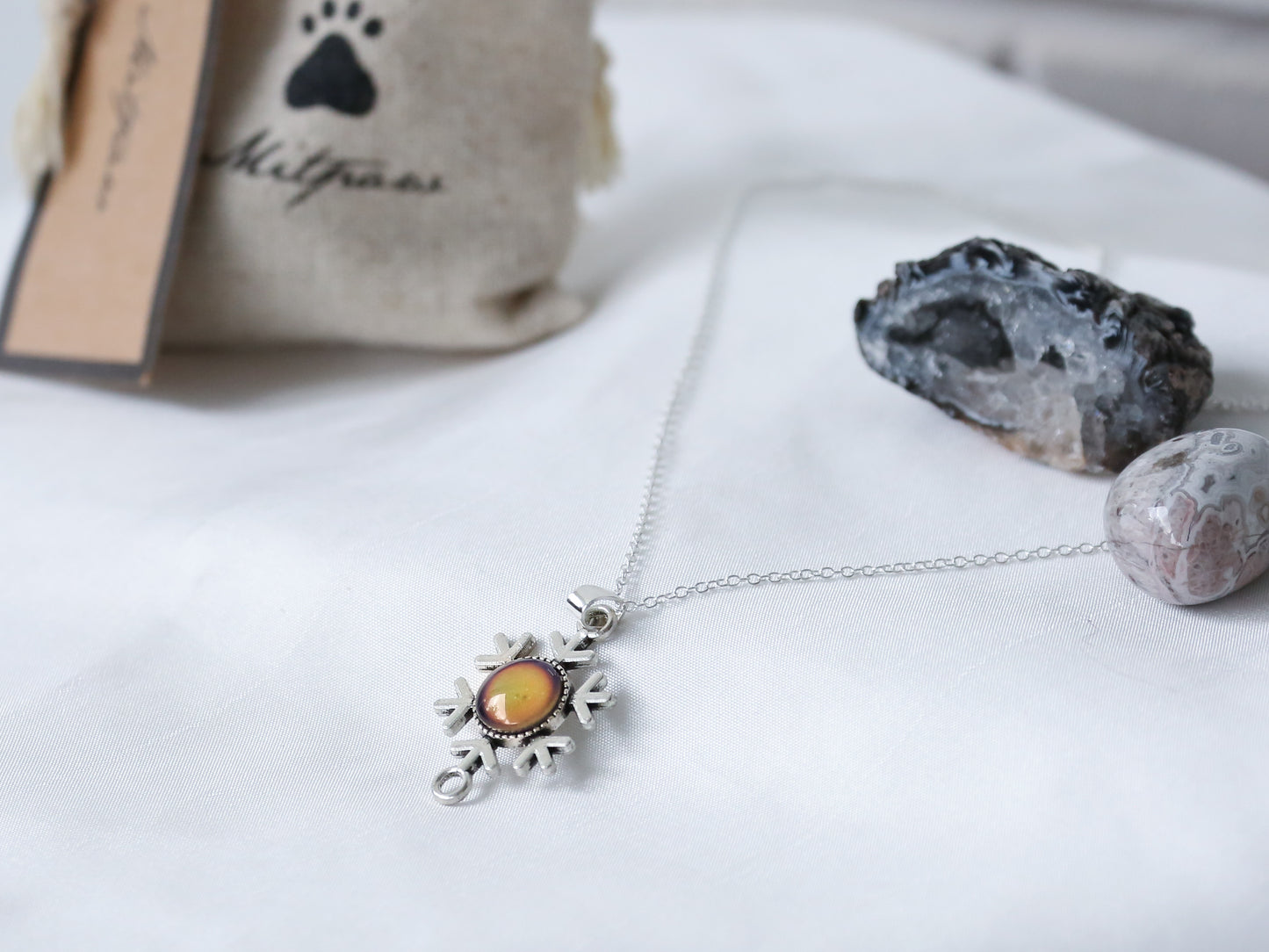 Vintage Snowflake Colour Changing Necklace with 925 Silver Chain - Mitpaw