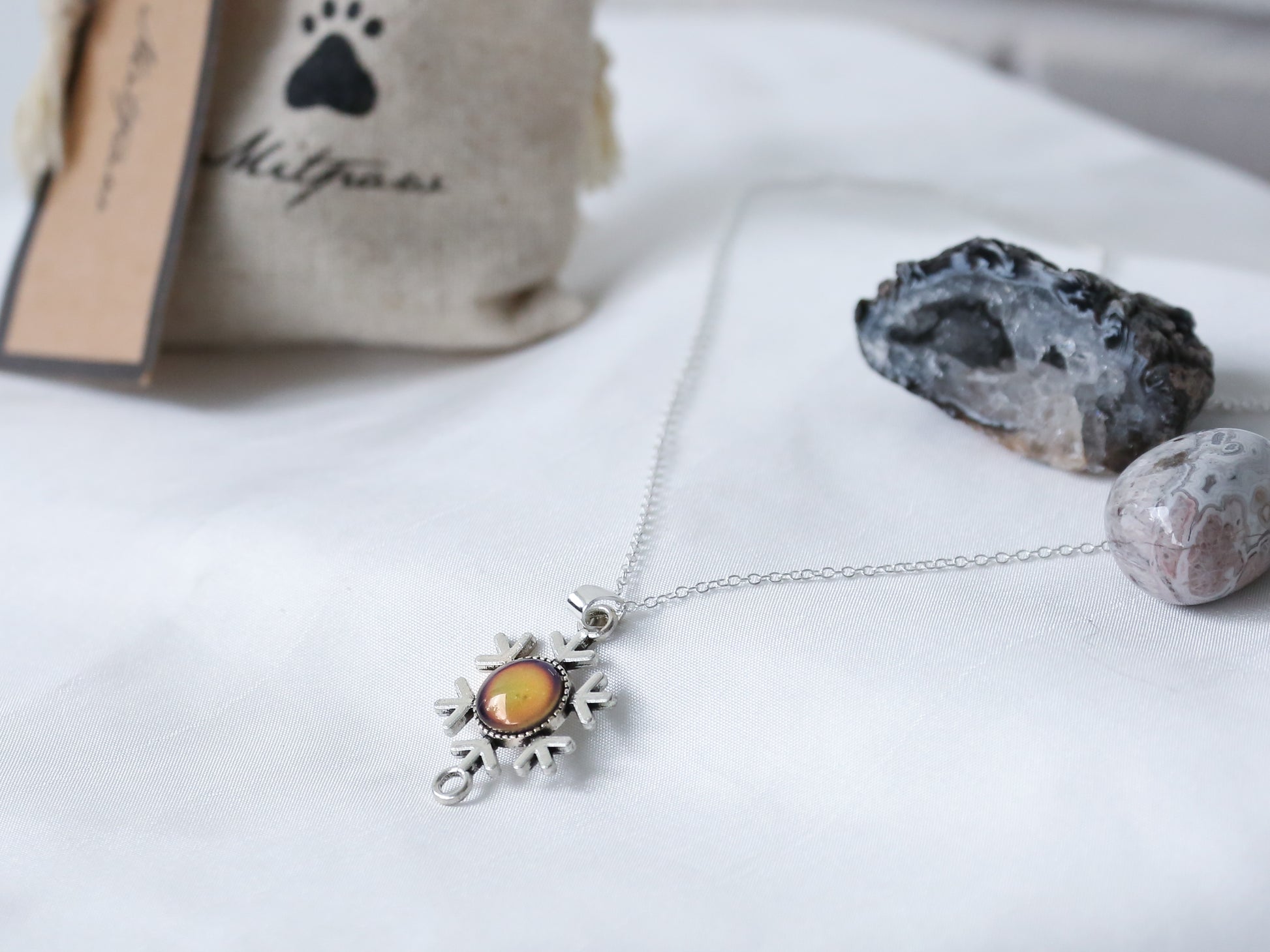 Vintage Snowflake Colour Changing Necklace with 925 Silver Chain - Mitpaw