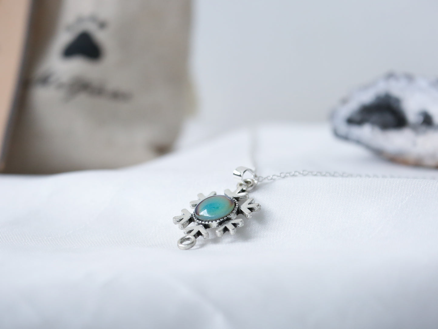 Vintage Snowflake Colour Changing Necklace with 925 Silver Chain - Mitpaw