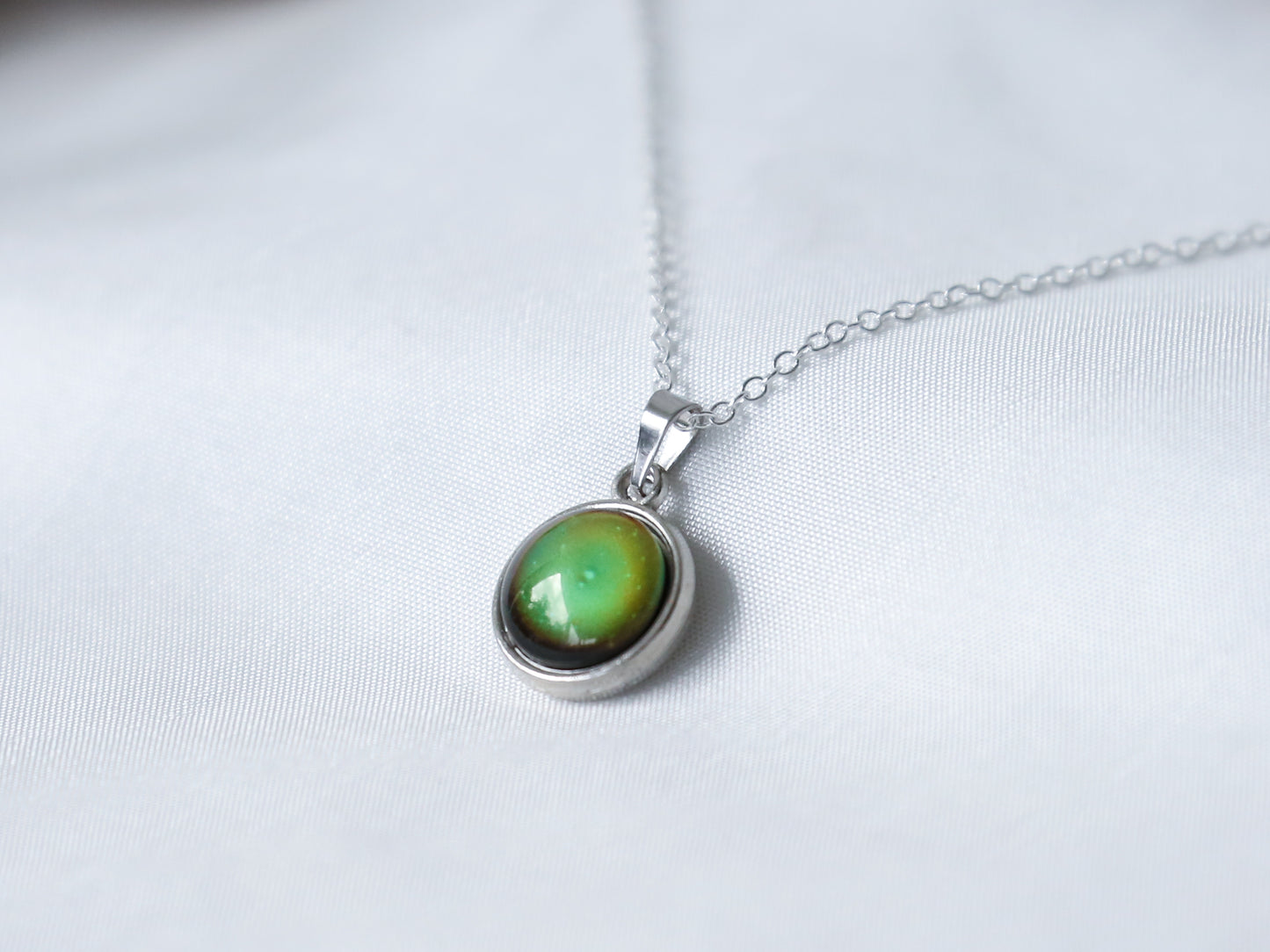 Vintage Round Colour Changing Necklace with 925 Silver Chain - Mitpaw