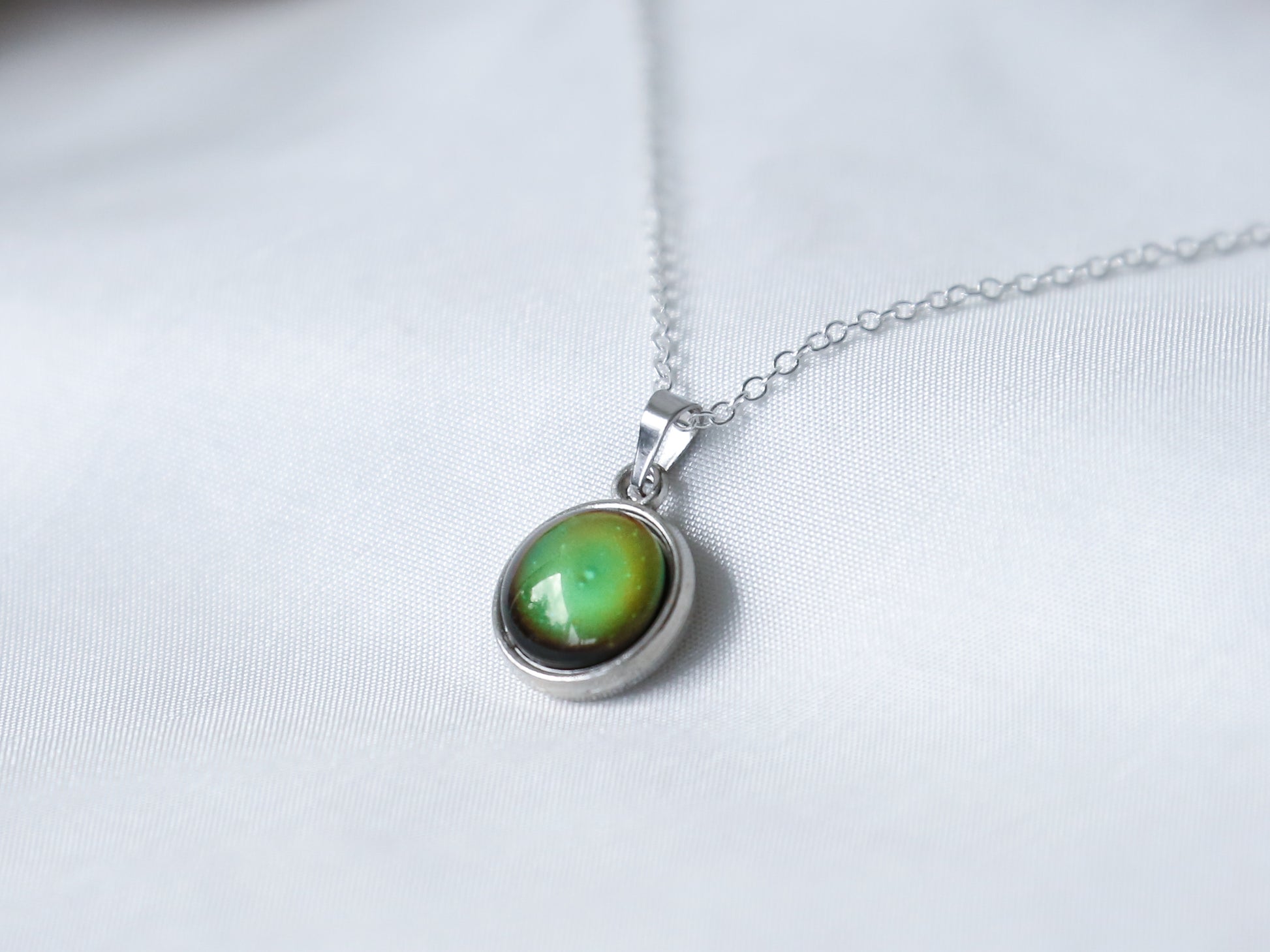 Vintage Round Colour Changing Necklace with 925 Silver Chain - Mitpaw