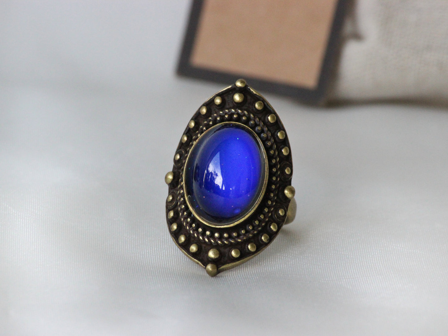 Antique Gold Plating Decorative Oval Stone Mood Ring.