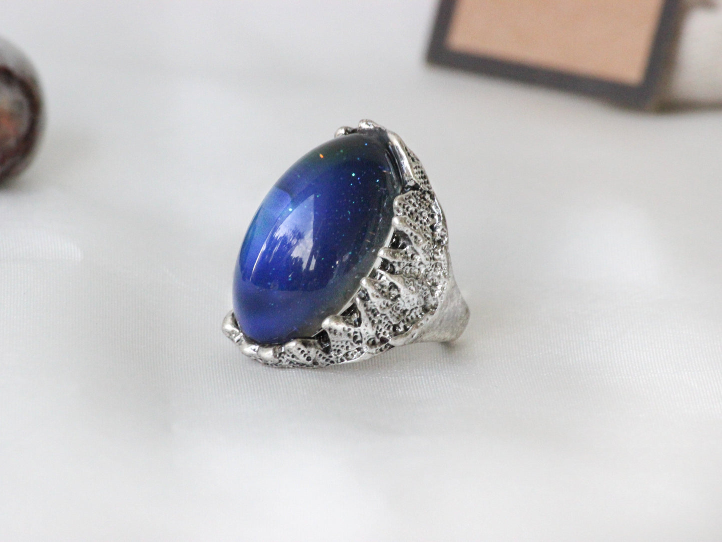 Antique Silver Plating Captured Oval Stone Mood Ring.