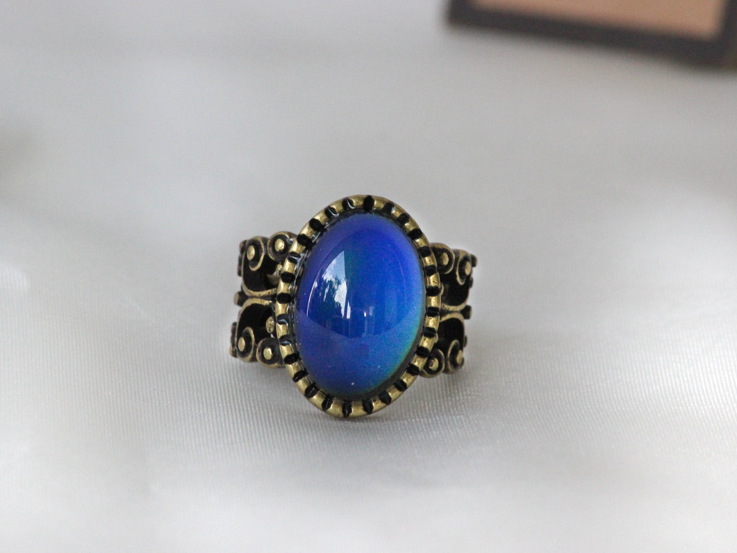 Antique Gold Plating Floral Oval Stone Mood Ring.