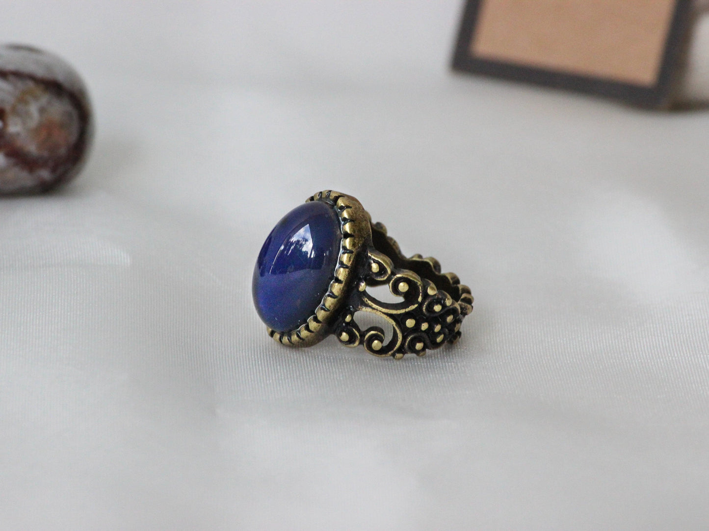 Antique Gold Plating Floral Oval Stone Mood Ring.