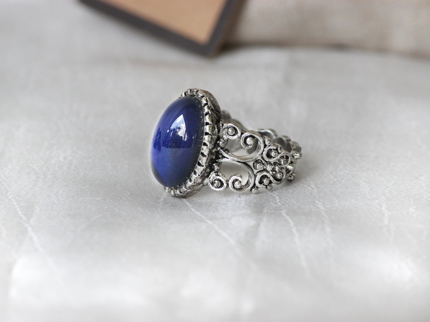 Antique Silver Plating Floral Oval Stone Mood Ring.