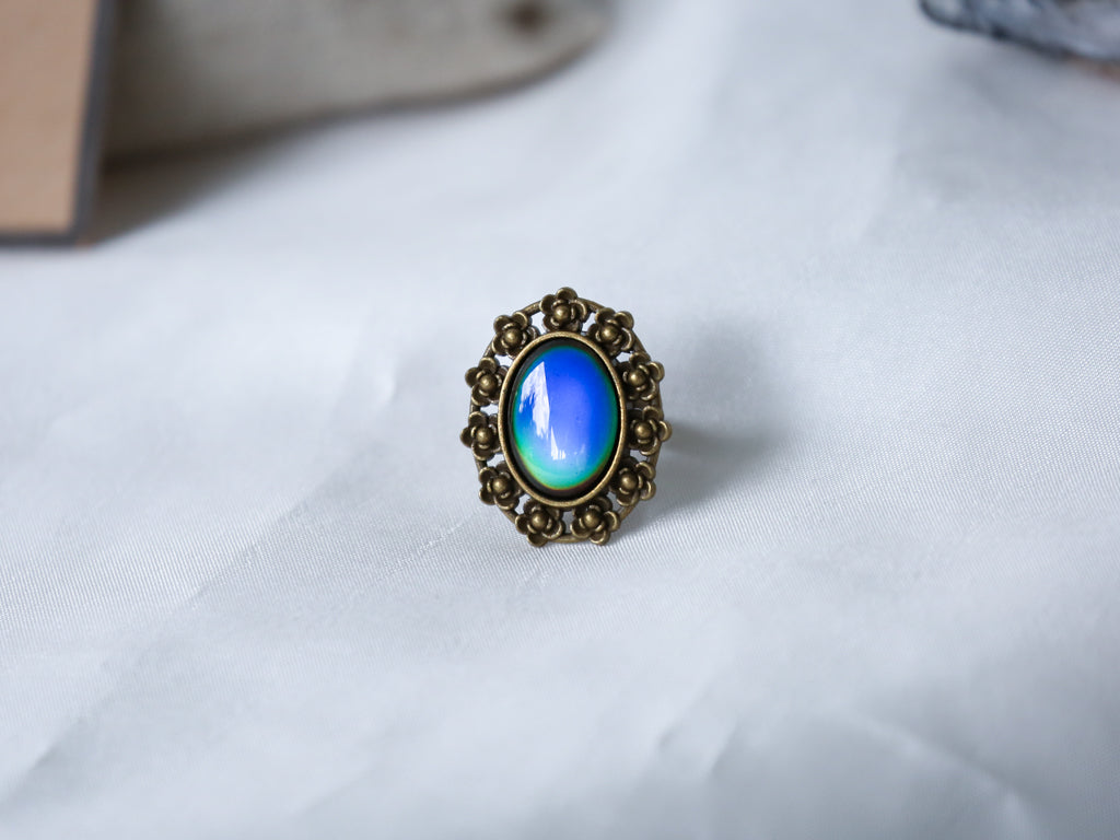 Bronze Daisy Mood Ring with Iconic Features