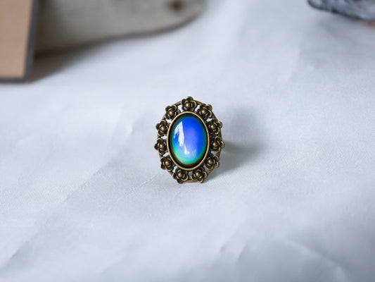 Bronze Daisy Mood Ring with Iconic Features