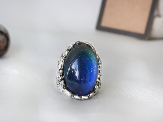 Antique Silver Plating Captured Oval Stone Mood Ring.