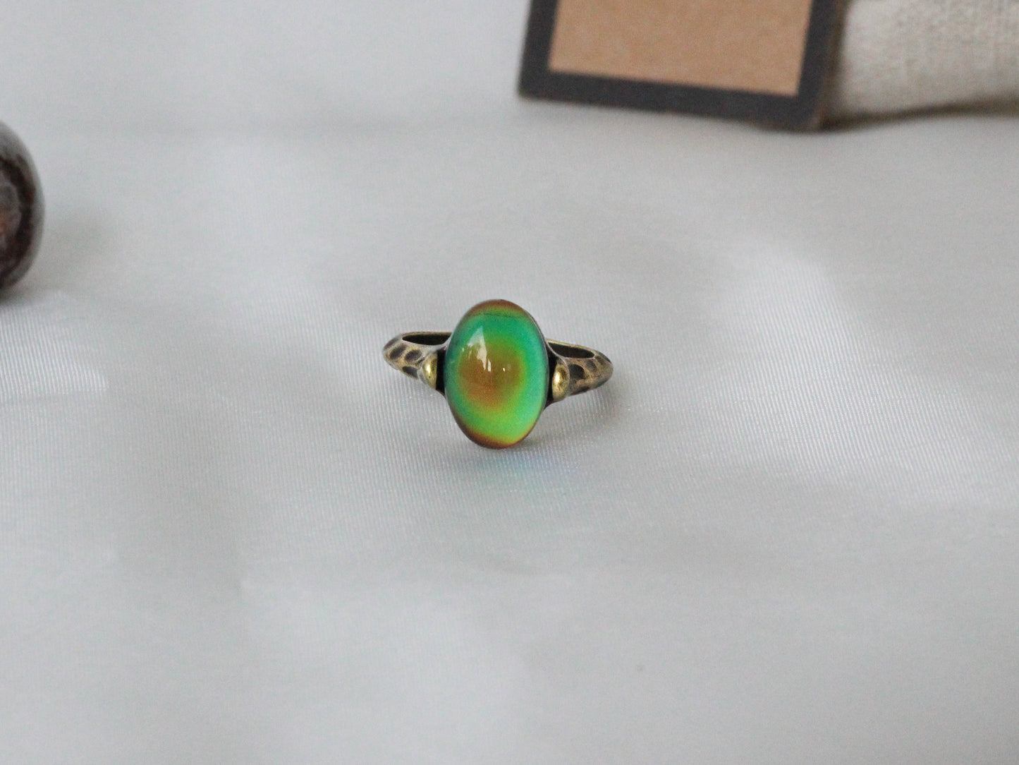 Antique Gold Plating Borderless Oval Stone Mood Ring.