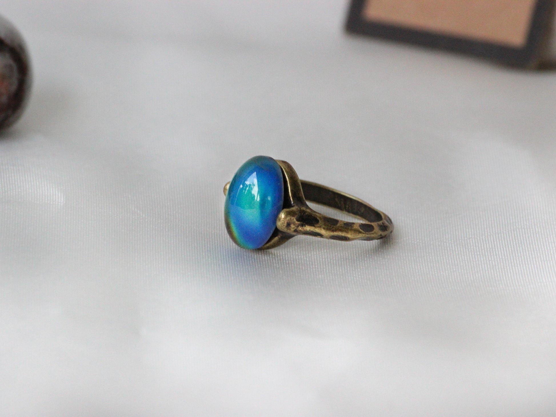 Antique Gold Plating Borderless Oval Stone Mood Ring.